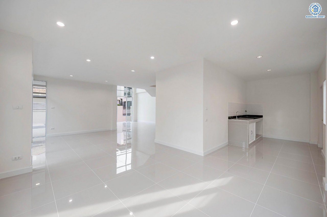 บ้านมือสองตกแต่งใหม่ โครงการ บุษราคัมรีเจนท์ ปิ่นเกล้า-บรมราชชนนี เนื้อที่  67.50 ตร.ว. ฟังก์ชัน 3 ห้องนอน 3 ห้องน้ำ จอดรถได้ 2 คัน สภาพแวดล้อมดี เดินทางเข้าสู่เมืองได้สะดวกเชื่อมต่อ ถนนพุทธมณฑลสาย 2, ถนนบรมราชชนนี, ถนนกาญจนาภิเษก, ถนนศาลาธรรมสพน์ ใกล้เซ็นทรัลปิ่นเกล้า, ตลาดสดธนบุรี และจุดขึ้นทางด่วน "ศรีรัช"